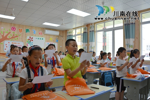 叙永首家“图书漂流”启动 娃娃人手一“馆”(图5) 叙永首家“图书漂流”启动 娃娃人手一“馆”(图5)