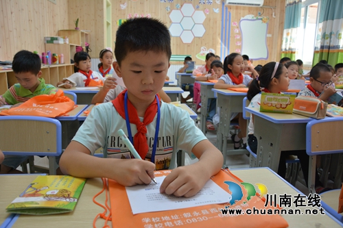 叙永首家“图书漂流”启动 娃娃人手一“馆”(图6) 叙永首家“图书漂流”启动 娃娃人手一“馆”(图6)