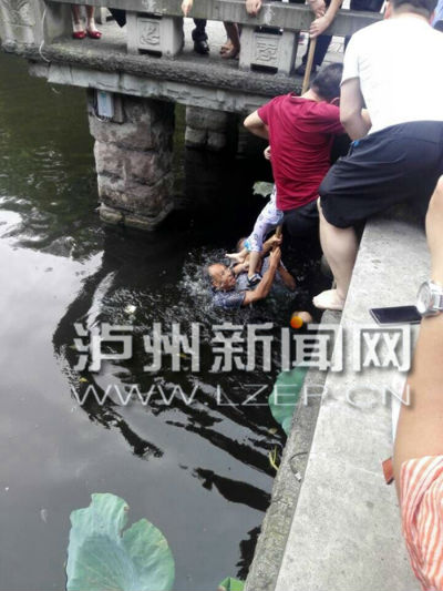 泸州：小孩忠山公园落水&nbsp;两六旬老人跳水救人