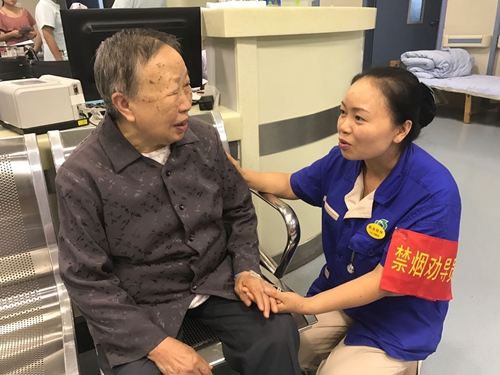 酒城护工：病患的“编外亲人”&nbsp;在生命坚守中升华(图1)