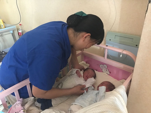 酒城护工：病患的“编外亲人”&nbsp;在生命坚守中升华