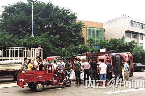 内江:货车侧翻压向电瓶车 驾驶员弃车保了命(图1) 内江:货车侧翻压向电瓶车 驾驶员弃车保了命(图1)