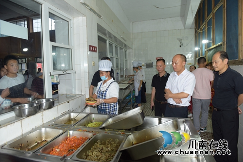 叙永县开展学校工作暗访督查(图2) 叙永县开展学校工作暗访督查(图2)