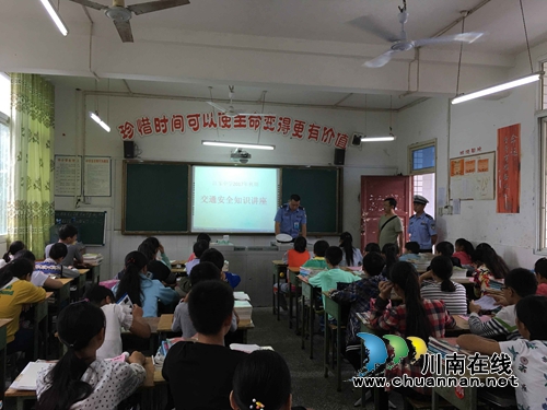 宜宾汪家镇政府携手大观交警队进校园开展交通安全知识讲座(图1) 宜宾汪家镇政府携手大观交警队进校园开展交通安全知识讲座(图1)