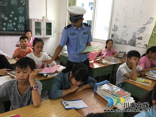 宜宾汪家镇政府携手大观交警队进校园开展交通安全知识讲座