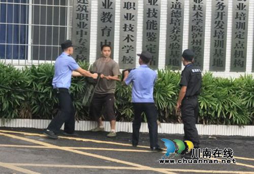 泸县建校开展校园反恐防暴战术训练