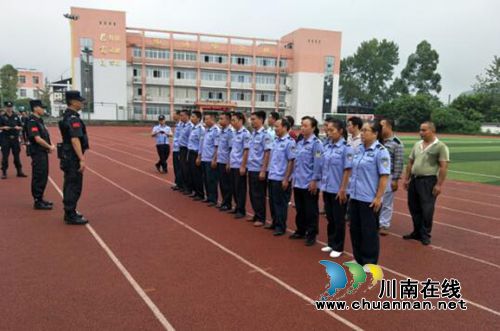 泸县建校开展校园反恐防暴战术训练(图2) 泸县建校开展校园反恐防暴战术训练(图2)