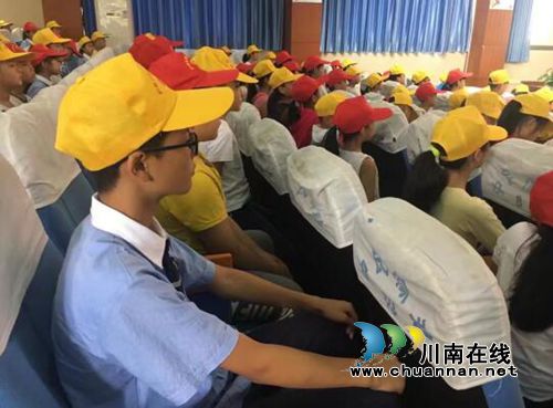 泸州十八中召开路队长创文迎检强化培训会(图2) 泸州十八中召开路队长创文迎检强化培训会(图2)