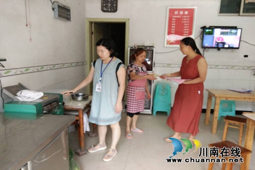 合江县真龙司法所开展食品安全进社区活动
