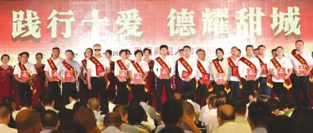 内江暖心"二姐"叶秀娟至今未婚 却有300个娃(图1) 内江暖心"二姐"叶秀娟至今未婚 却有300个娃(图1)