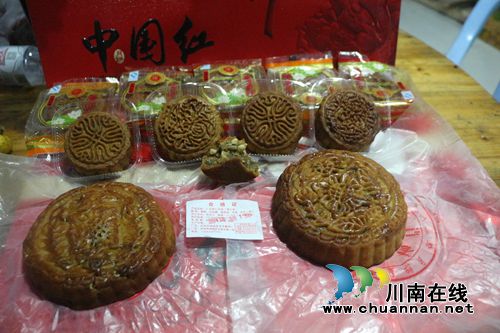 手工“烤”出健康 泸州葛根月饼走俏中秋市场(图1) 手工“烤”出健康 泸州葛根月饼走俏中秋市场(图1)