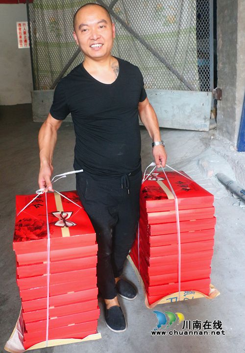 手工“烤”出健康 泸州葛根月饼走俏中秋市场(图2) 手工“烤”出健康 泸州葛根月饼走俏中秋市场(图2)