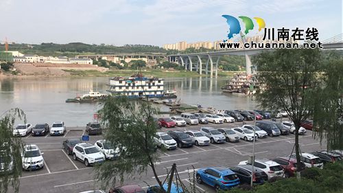 泸州滨江路“飞机坝”停车场重新开放(图1)