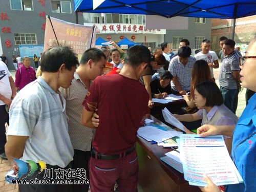 泸州“智能终端+就业扶贫”专场招聘会举行(图3) 泸州“智能终端+就业扶贫”专场招聘会举行(图3)