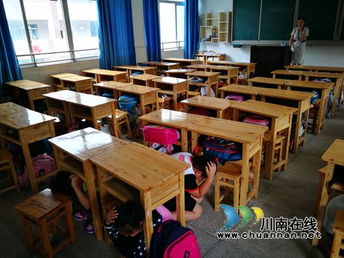 叙永镇中心校:拉响安全集结号 师生逃生疏散演练扎实开展(图3) 叙永镇中心校:拉响安全集结号 师生逃生疏散演练扎实开展(图3)