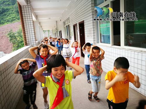 叙永镇中心校:拉响安全集结号 师生逃生疏散演练扎实开展(图2) 叙永镇中心校:拉响安全集结号 师生逃生疏散演练扎实开展(图2)