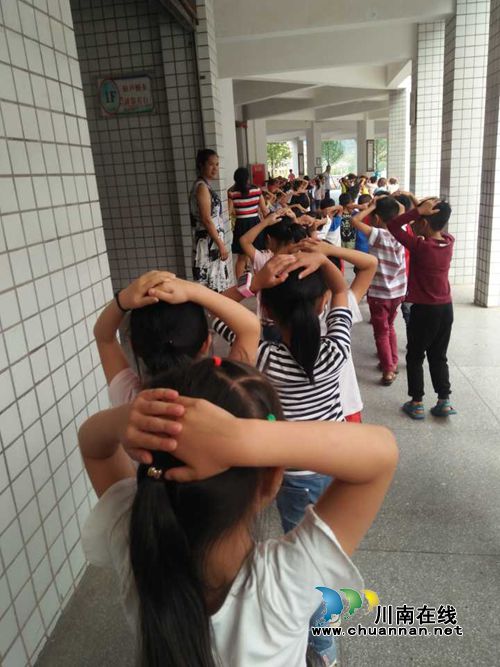 叙永镇中心校:拉响安全集结号 师生逃生疏散演练扎实开展(图4) 叙永镇中心校:拉响安全集结号 师生逃生疏散演练扎实开展(图4)