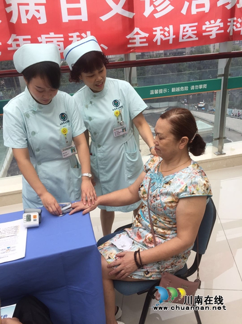 防治老年痴呆病 西南医大附院举行义诊活动(图4) 防治老年痴呆病 西南医大附院举行义诊活动(图4)