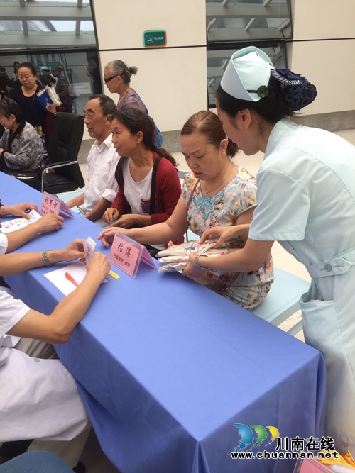 防治老年痴呆病 西南医大附院举行义诊活动(图3) 防治老年痴呆病 西南医大附院举行义诊活动(图3)