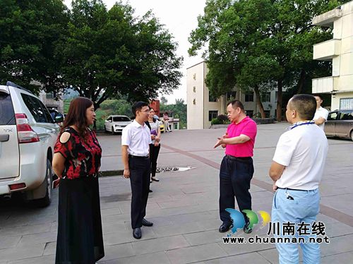 泸州市政协副主席李锋调研九支中学创文工作(图1)