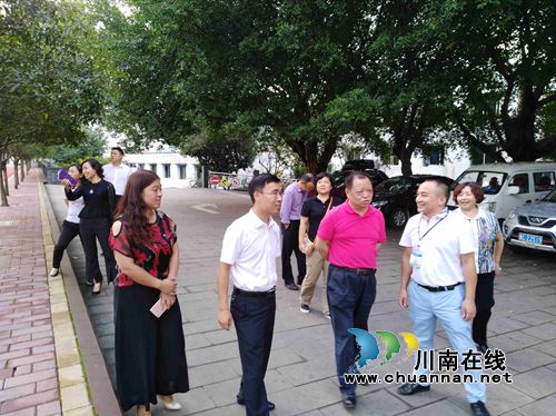 泸州市政协副主席李锋调研九支中学创文工作
