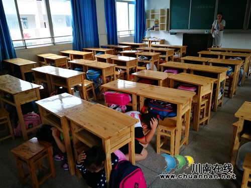 叙永县叙永镇中心校开展师生逃生疏散演练(图3) 叙永县叙永镇中心校开展师生逃生疏散演练(图3)