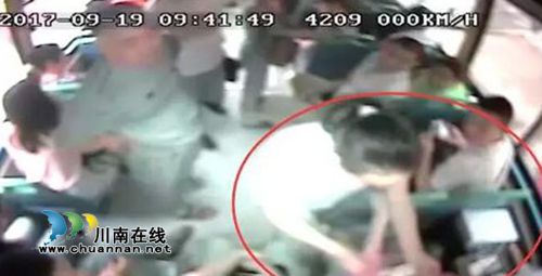 泸州公交18路高峰时段逆行 及时救下老人的命(图1) 泸州公交18路高峰时段逆行 及时救下老人的命(图1)