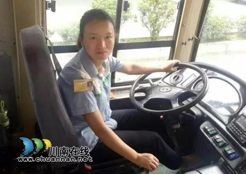 泸州公交18路高峰时段逆行 及时救下老人的命(图2) 泸州公交18路高峰时段逆行 及时救下老人的命(图2)