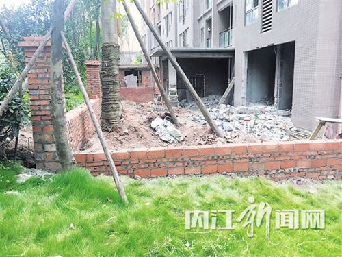 内江:两名“物管”劝阻小区违章搭建被殴打(图1) 内江:两名“物管”劝阻小区违章搭建被殴打(图1)