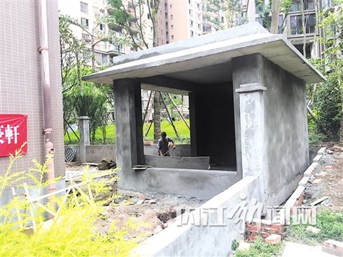内江:两名“物管”劝阻小区违章搭建被殴打(图2) 内江:两名“物管”劝阻小区违章搭建被殴打(图2)
