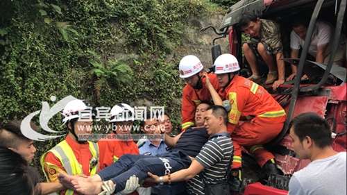 货车司机追尾被困夹缝 宜宾消防官兵成功救援(图1) 货车司机追尾被困夹缝 宜宾消防官兵成功救援(图1)