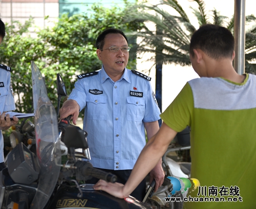 泸州警察董治南获“全国公安百佳刑警”称号(图9) 泸州警察董治南获“全国公安百佳刑警”称号(图9)