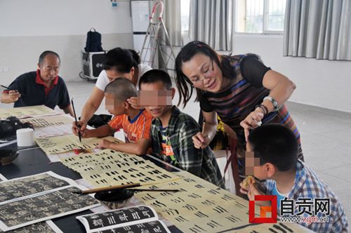 自贡市女摄影家协会集体关爱智残儿童(图1) 自贡市女摄影家协会集体关爱智残儿童(图1)