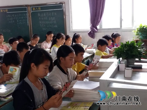 合江县白米镇中学开展“防艾防结核”健康知识讲座