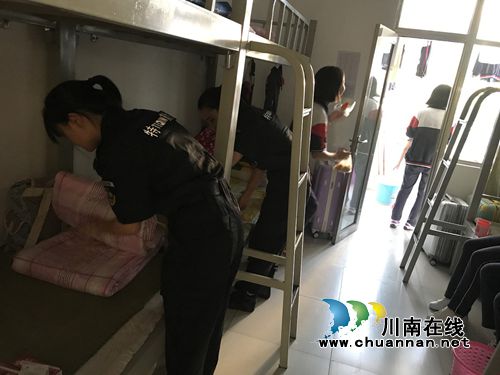 泸县警方到泸县二中城北分校严查管制刀具