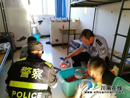 泸县警方到泸县二中城北分校严查管制刀具(图1)