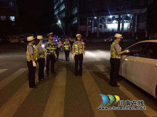 泸县玉蟾派出所、交警大队开展联合夜查(图1)