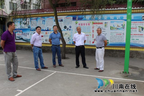 叙永县教育局局长到分水镇中心小学校检查工作(图1)