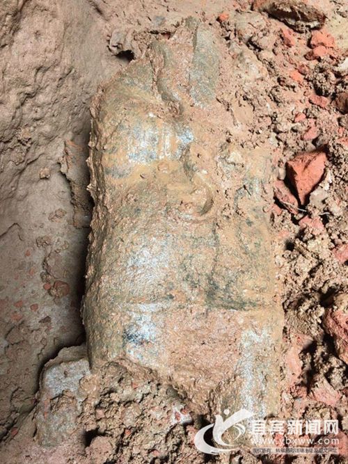 宜宾一工地挖出近2000年前汉墓&nbsp;出土数件陶俑(图1)