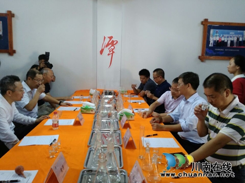 顶级专家“望闻问切” 年份潭酒四度登场(图2) 顶级专家“望闻问切” 年份潭酒四度登场(图2)