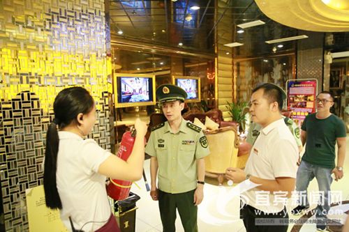 宜宾消防雷霆出击&nbsp;百名监督员深夜奋战除火患(图1)