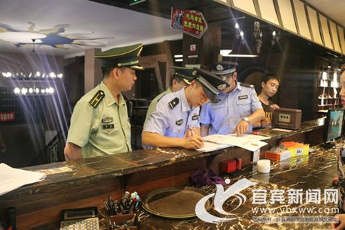 宜宾消防雷霆出击&nbsp;百名监督员深夜奋战除火患(图2)