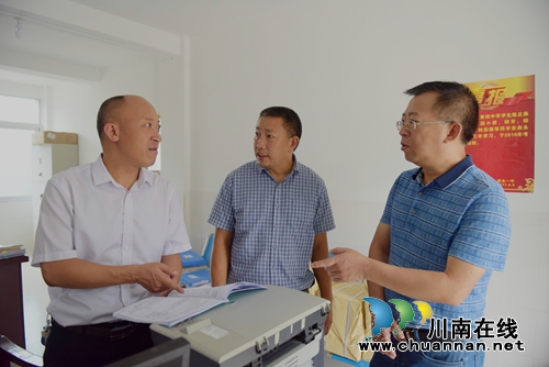 叙永县暗访督查学校工作 加快教育内涵发展(图1) 叙永县暗访督查学校工作 加快教育内涵发展(图1)