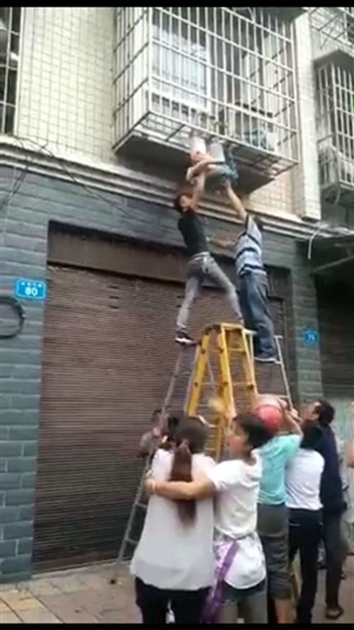 自贡两小孩卡二楼防护网 被多人托举近半小时(图1) 自贡两小孩卡二楼防护网 被多人托举近半小时(图1)