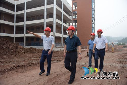 叙永县县长唐杰率队调研叙永三中项目建设(图1) 叙永县县长唐杰率队调研叙永三中项目建设(图1)