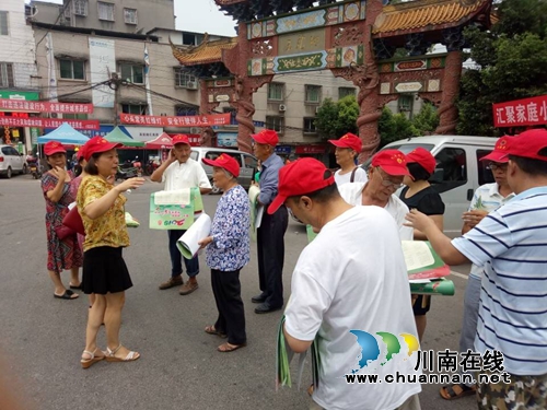 泸县立石镇:助力“微腐败”宣传,志愿者在行动(图1) 泸县立石镇:助力“微腐败”宣传,志愿者在行动(图1)