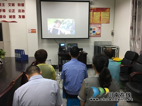 龙马潭红星街道组织干群收看《还看今朝·四川》