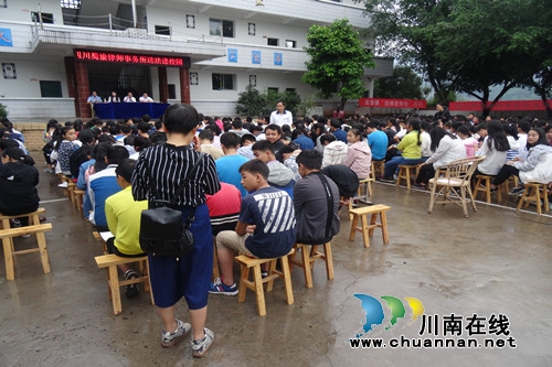 合江县实录镇：法律进学校&nbsp;师生齐点赞(图1)