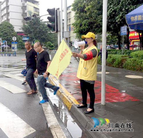 泸州最美劝导员陈光群:劝导,是一种人情味(图1) 泸州最美劝导员陈光群:劝导,是一种人情味(图1)