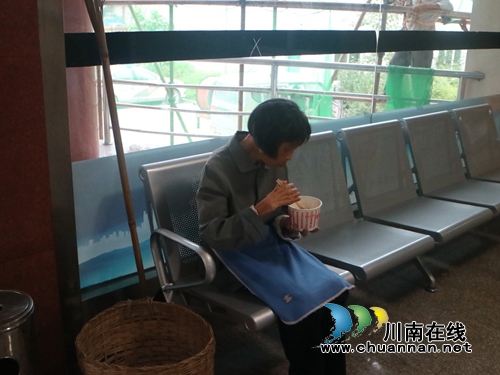 泸县玄滩派出所帮助71岁的走失老人回家